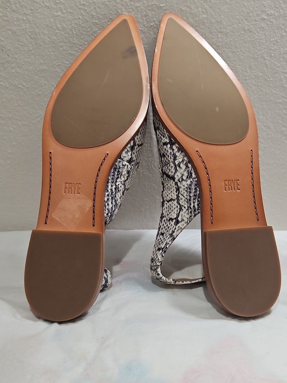 Frye Kenzie Slingback Flats in a black and white snake pattern size 10 - Picture 5 of 12